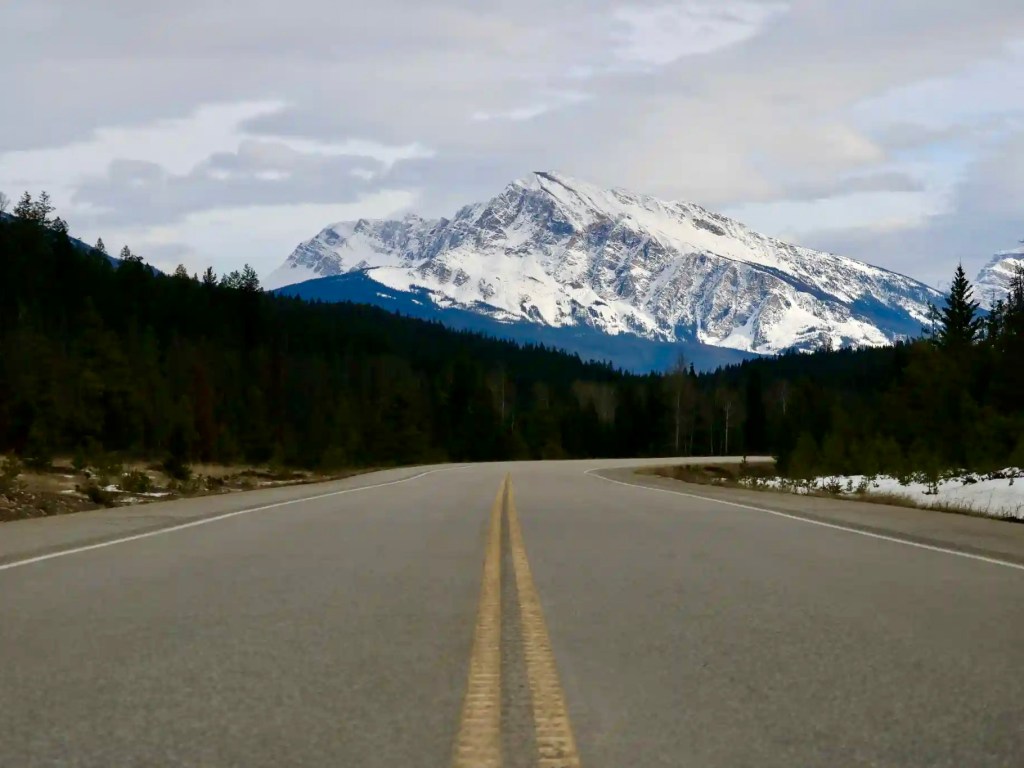 Valley of the Five Lakes hike drive from Jasper